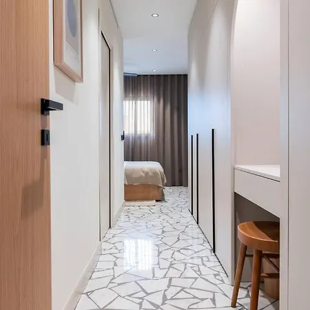Elegant Retreat With Private Pool & Parking 別荘