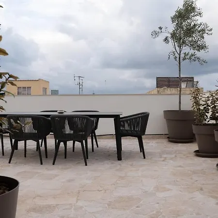 Semesterbostad Elegant Retreat With Private Pool & Parking