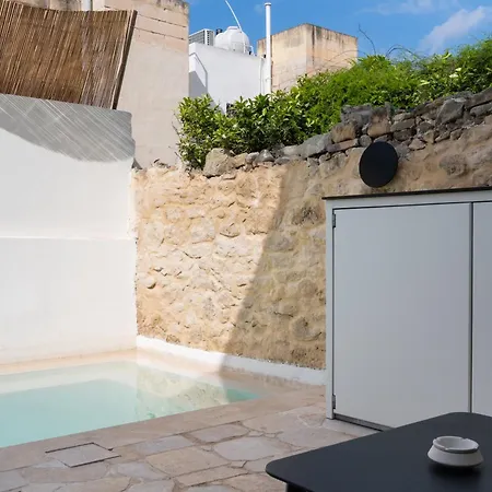 Elegant Retreat With Private Pool & Parking Holiday home *
