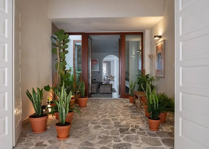 Elegant Retreat With Private Pool & Parking Holiday home *