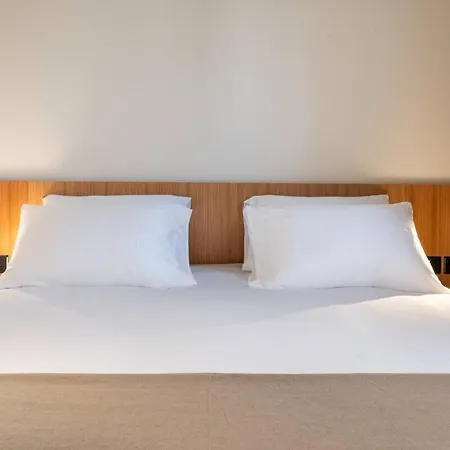 Semesterbostad Elegant Retreat With Private Pool & Parking *