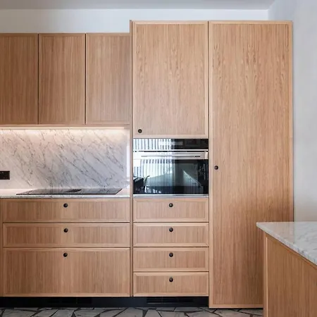 Elegant Retreat With Private Pool & Parking *