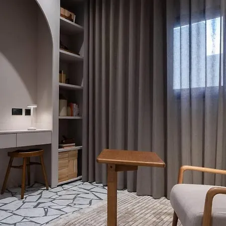 Semesterbostad Elegant Retreat With Private Pool & Parking