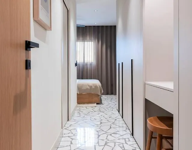 Elegant Retreat With Private Pool & Parking 別荘