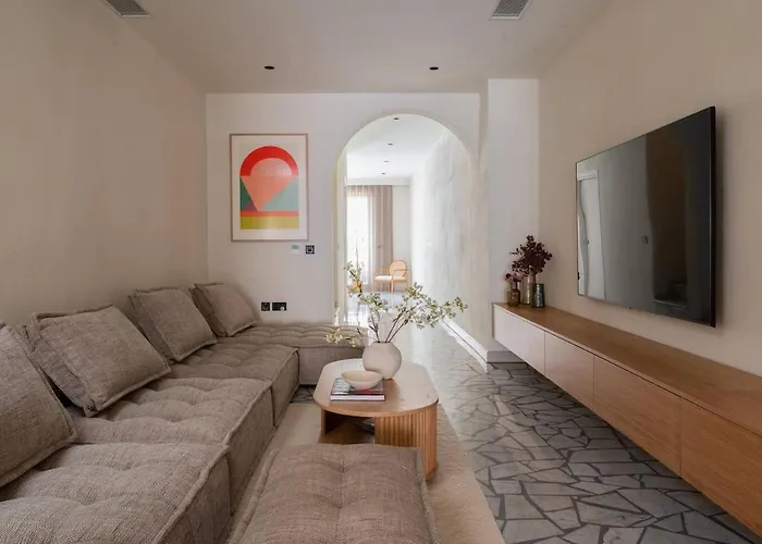 Elegant Retreat With Private Pool & Parking * スリーマ