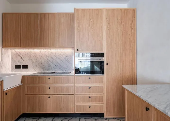 Elegant Retreat With Private Pool & Parking *